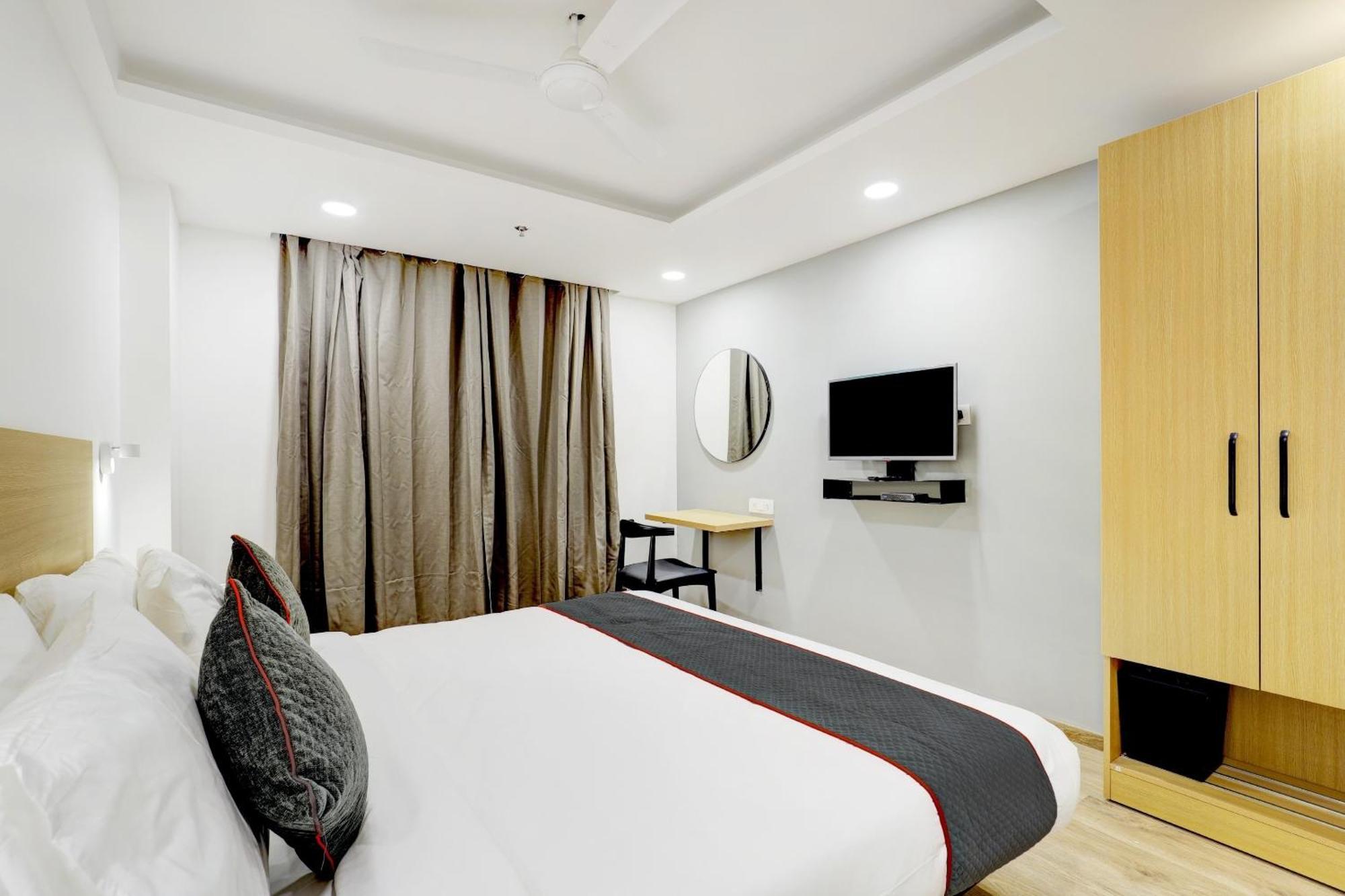 Super Townhouse Rajyash Rise Hotel Sarkhej Buitenkant foto