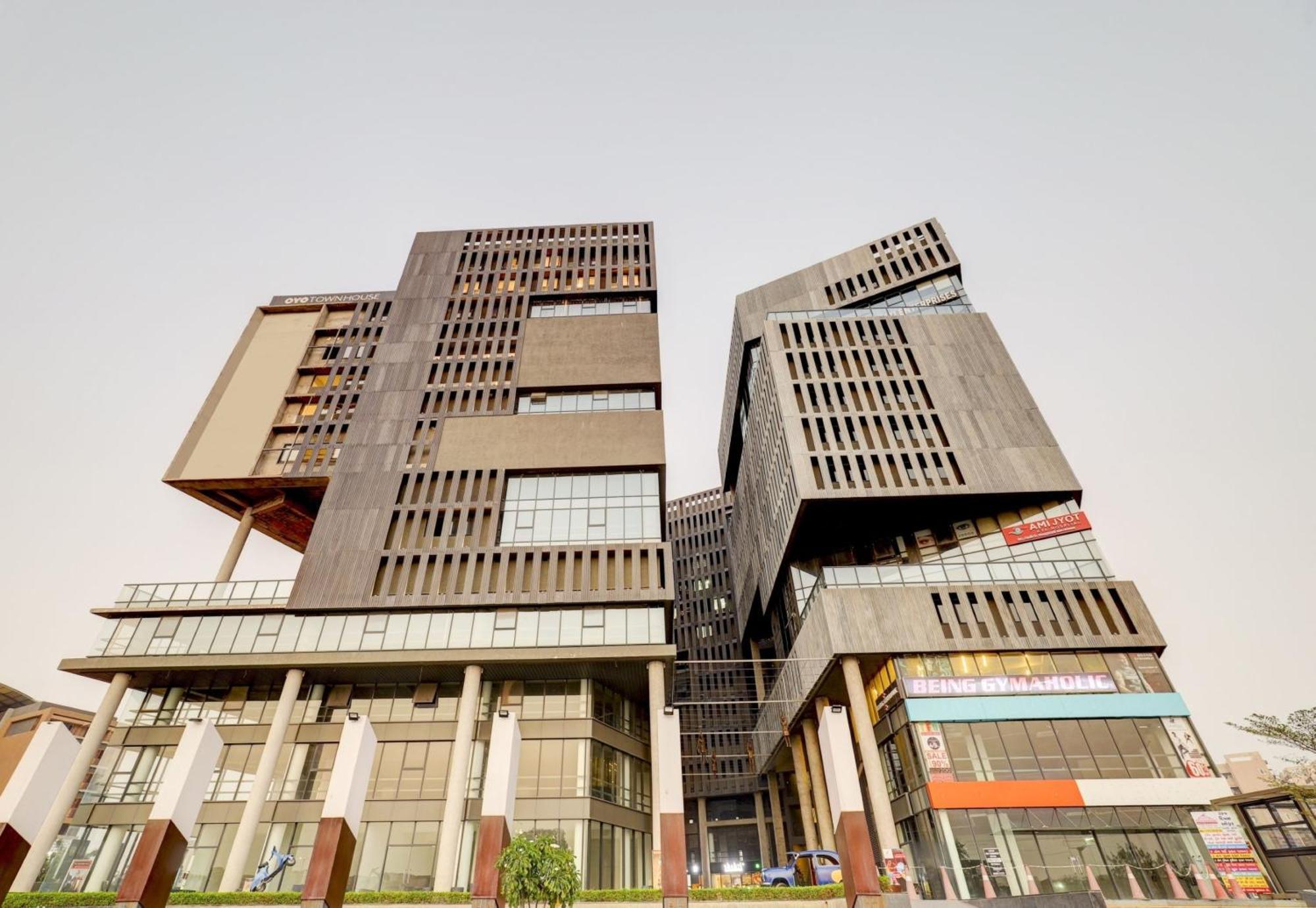 Super Townhouse Rajyash Rise Hotel Sarkhej Buitenkant foto